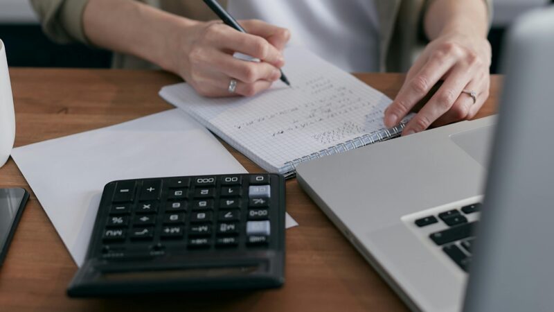 image de quelqu'un qui écrits des notes